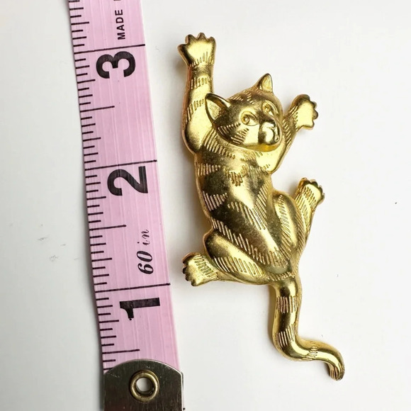 Vintage 1980’s JJ Cat Brooch Brooch Pin Gold Tone  Cat Mom Cat Lover Hanging Cat - Picture 11 of 11